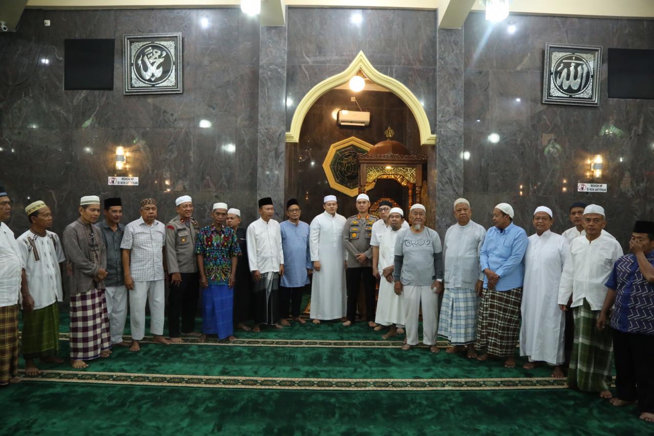 Kapolrestabes Medan Sholat Subuh Berjamaah di Masjid Nurul Falah