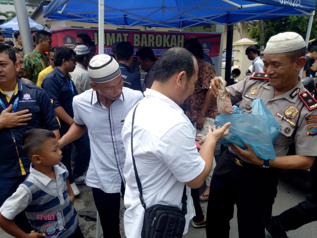 Harmonisasi Polsek Medan Timur di Jumat Barokah Bersama Masyarakat