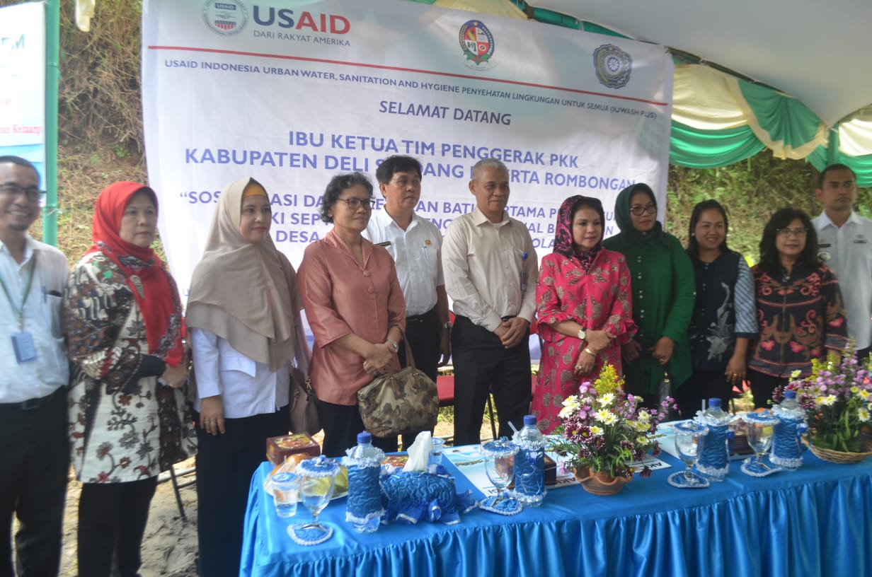 Ny.Hj Yunita Ashari Tambunan Letakkan Batu PertamaÂ PembangunanÂ  Tangki Â Septik kedap