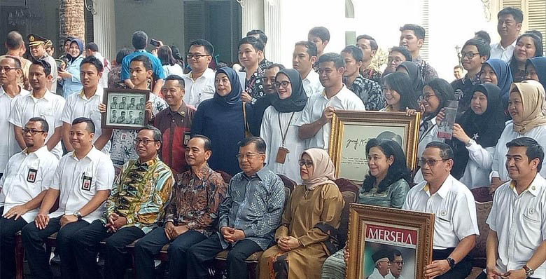 Terakhir Berdinas JK Sempatkan Foto Bareng Paspampres-Karyawan Setwapres