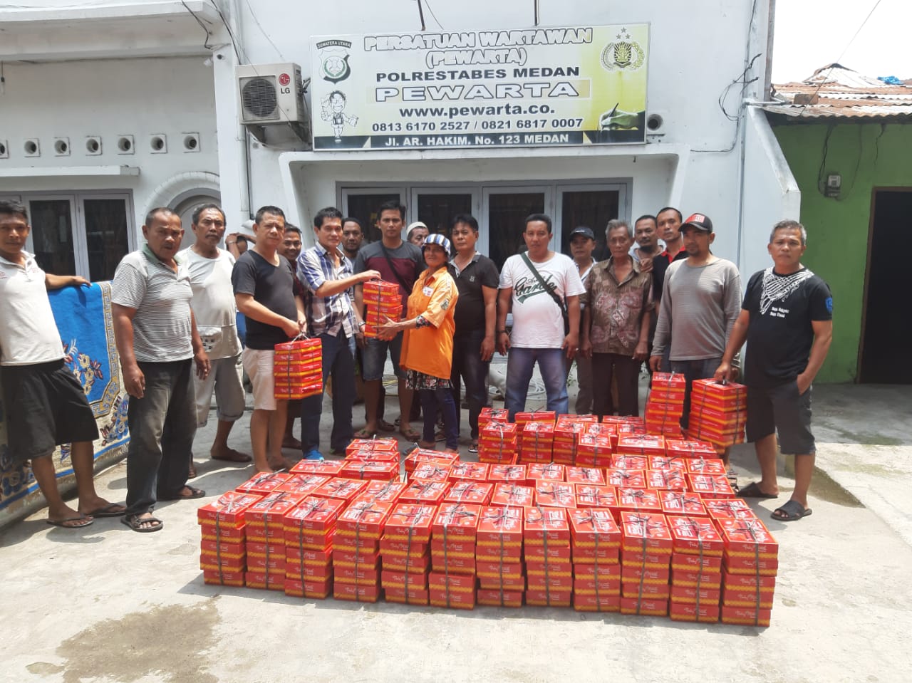 Kapolda Sumut Berikan 300 Nasi Kotak Kepada Pewarta, Chairum Lubis : Sumut Aman Dipimpin Orang yang Bekerja Tulus dan Ikhlas