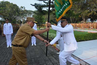 Bupati Karo Serahkan Penghargaan Tunggul Kecamatan Terbaik dan Jajaran Pendidikan