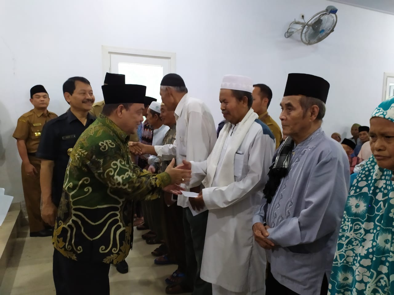 Bupati Serahkan Tali Asih,