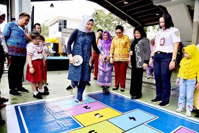 Hadiri Workshop Profesi Anak,  Wakil Ketua TP PKK Sumut  Main Engklek Bersama Anak-anak