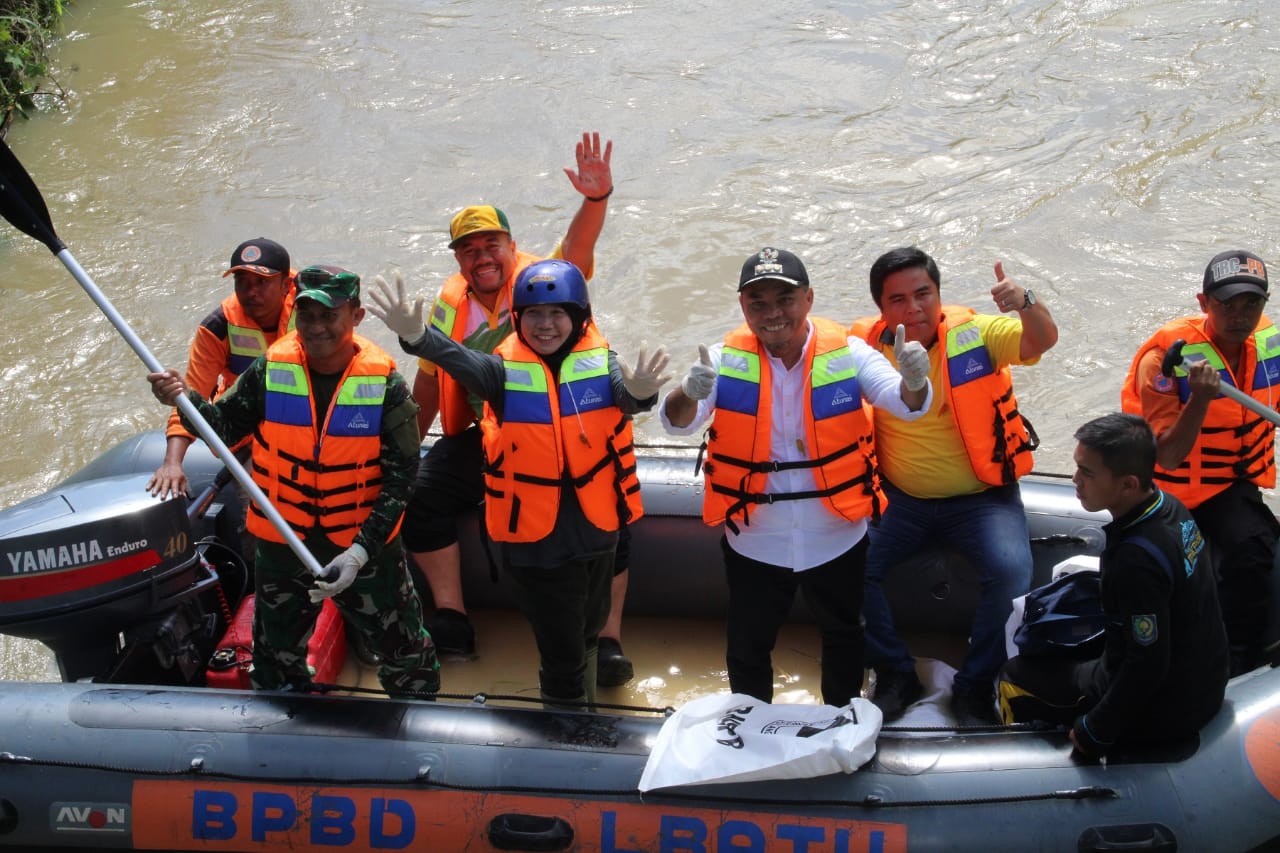Peduli Lingkungan, Sekda Provsu Dan Bupati Labuhanbatu Gotong Royong di Daerah Aliran Sungai Aek Tapa