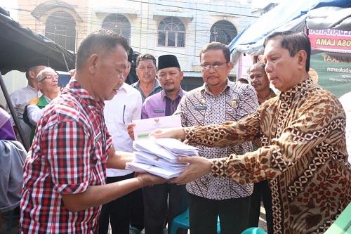 Pemko dan Baznas Medan Salurkan Zakat dan Infaq Pada Korban Kebakaran di Jalan Sentosa Lama