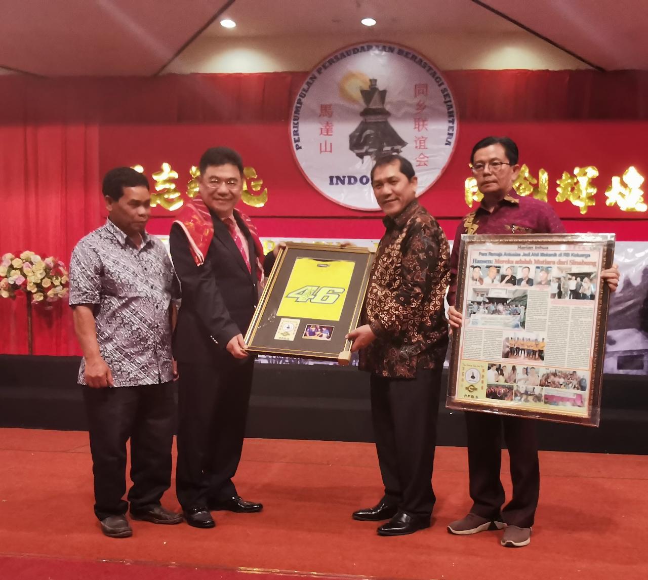 Bupati Karo Serahkan Piagam Penghargaan Penggiat Sinabung kepada 49 orang