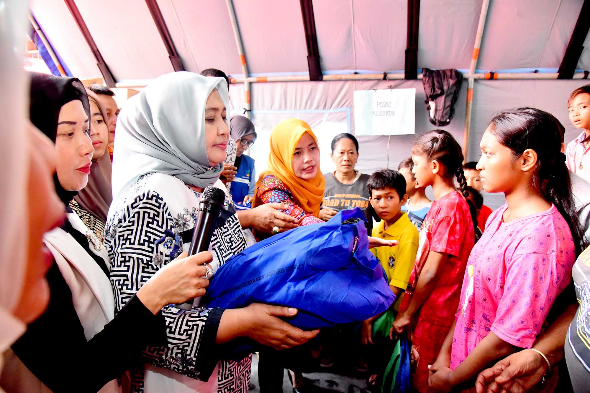 Pemprovsu Serahkan Bantuan Korban Kebakaran Jalan S.Parman