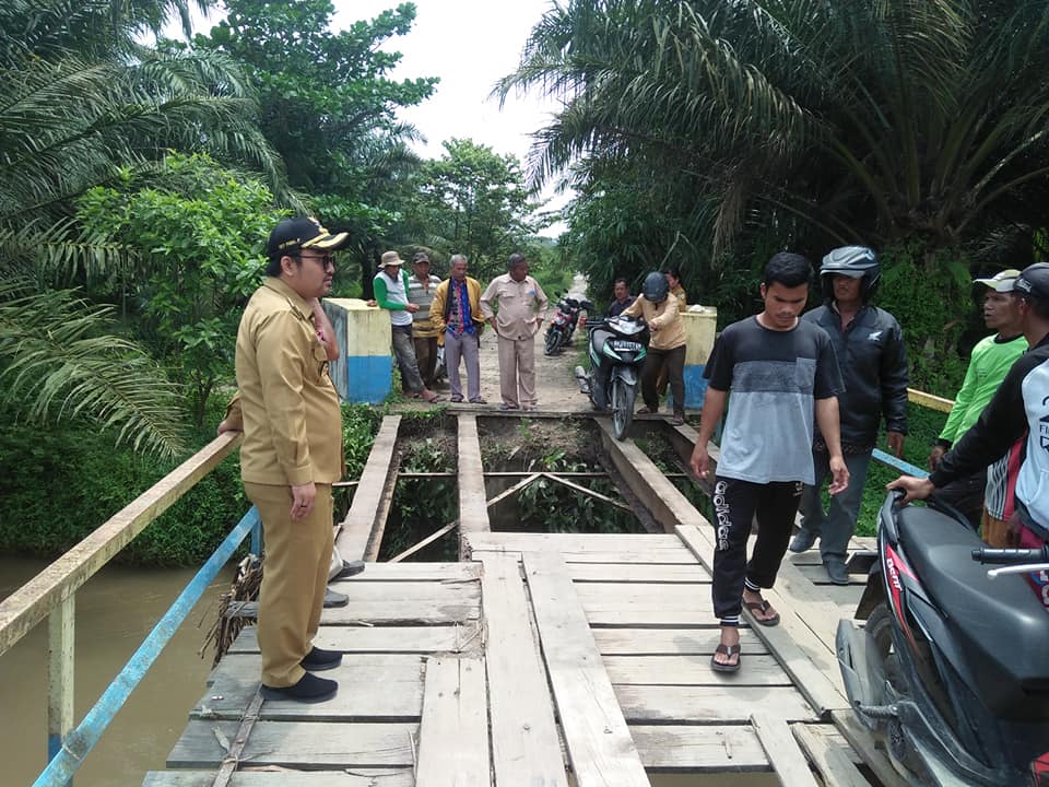 Jembatan Anjlok, Oky Iqbal Frima Keluarkan Dana Pribadi Untuk Perbaiki Jembatan