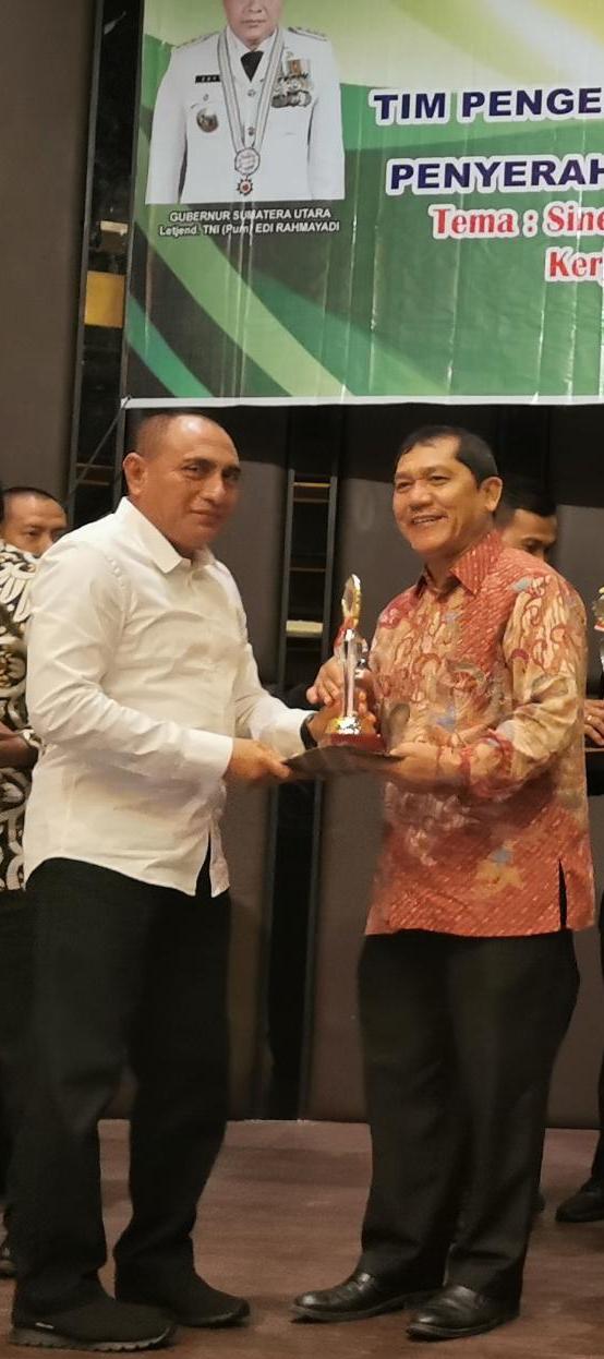 Gubsu Serahkan Trophy TPID Berprestasi kepada Bupati Karo