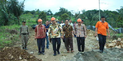 BUPATI DAIRI TINJAU PROYEK PENGERASAN JALAN TPA DESA BINTANG MERSADA SIDIKALANG