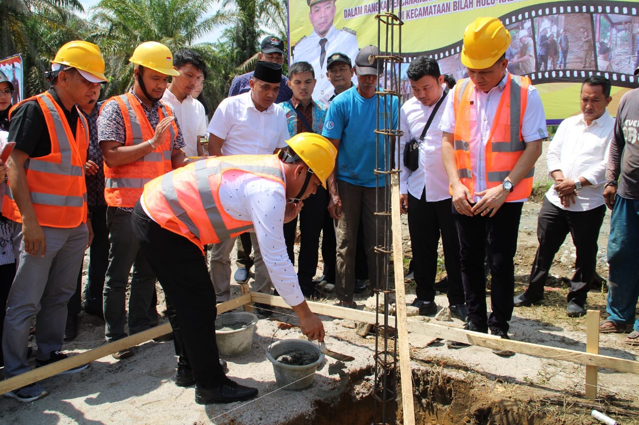 Bupati Labuhanbatu Letakkan Batu Pertama Pembangunan Rumah Komunitas Guru Honorer