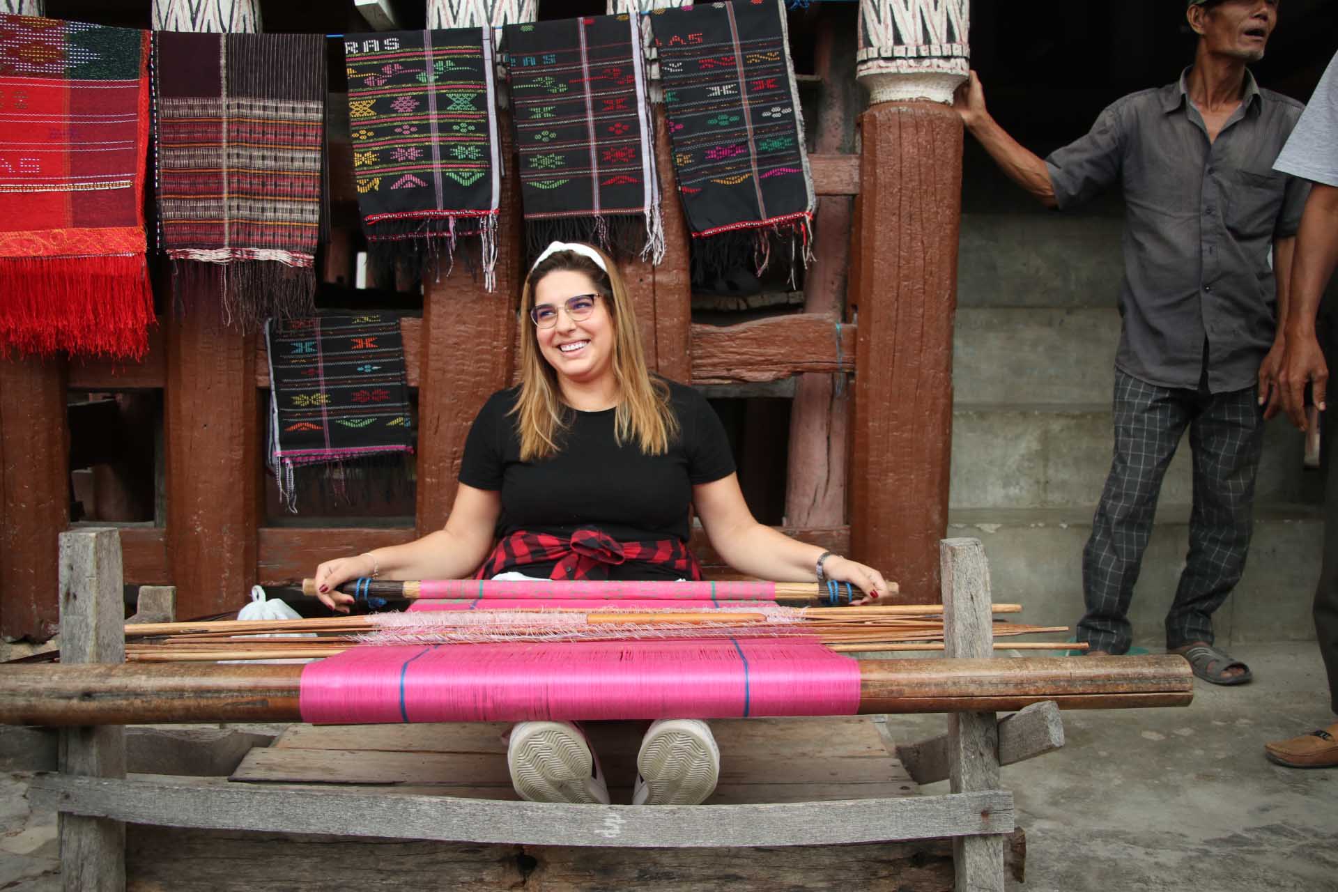 Delegasi Maroko Minati dan Borong Ulos di Samosir