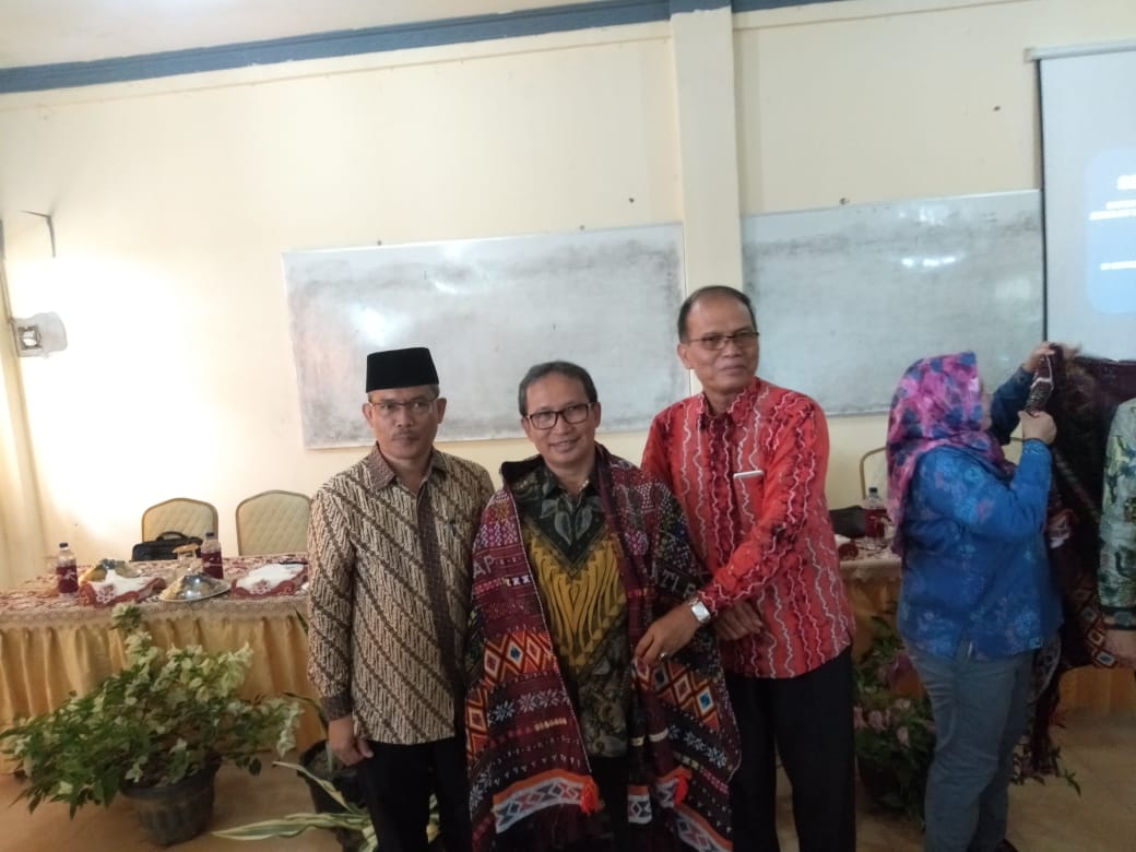 Wakil Rektor dan Dekan Fakultas IPB Diberikan Ulos Sebagai Penghormatan