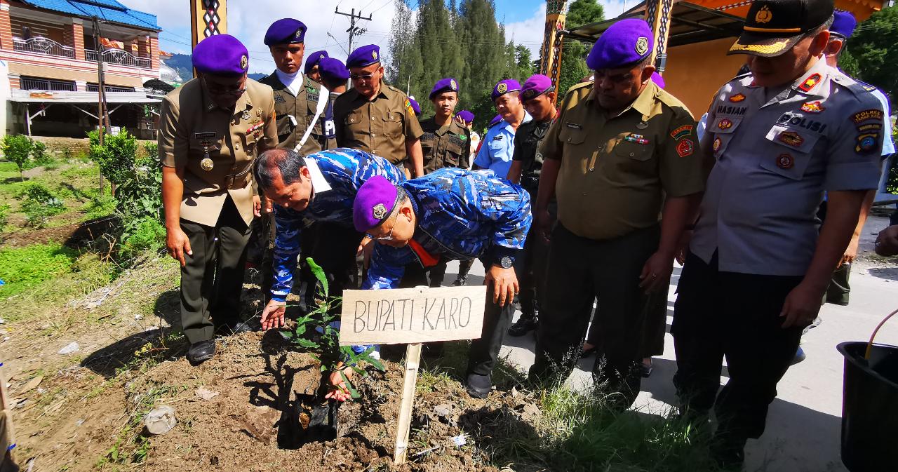 Dua Bupati kompak tanam pohon di desa Gonsol, Dongkrak iklim Parawisata Gundaling