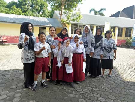 Murid SDN 060882 Medan Baru Peringati Hari Guru