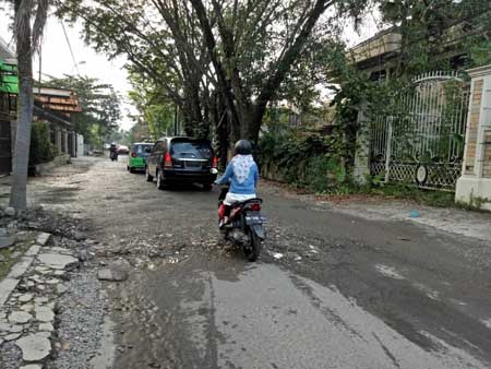 PU Medan Biarkan Jalan Nyak Makam-Saylendra Jadi Kubangan