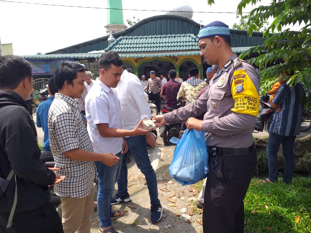 Polsek Medan Baru Berbagi Nasi Bungkus di Jumat Barokah