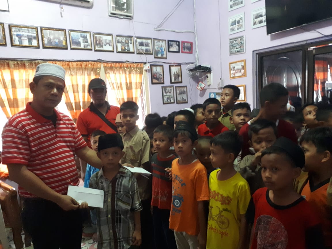 Ketua Pewarta Polrestabes Medan Berbagi Tali Asih Kepada Anak Anak Usai Sholat Jumat
