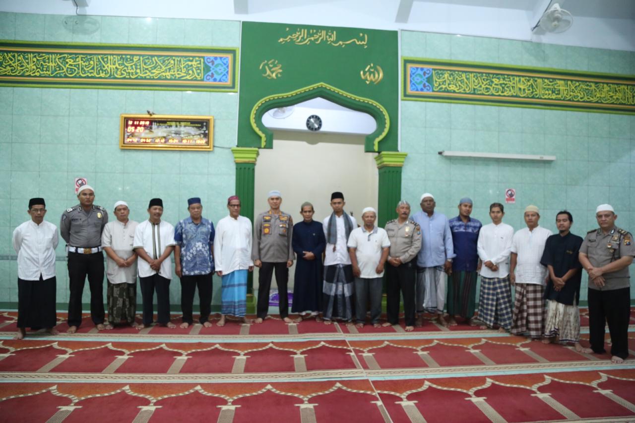 Sapa Subuh, Kapolrestabes Medan Sholat Subuh Berjamaah di Masjid Al Ikhwan