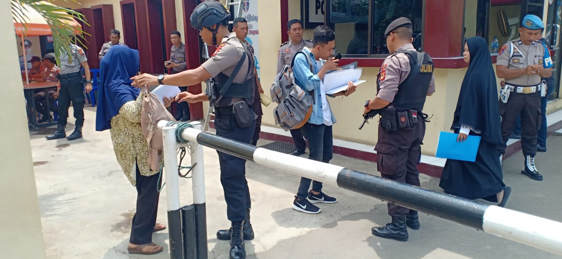 Personel Polrestabes Medan Lakukan Penjagaan dan Pemeriksaan Ketat Ke Pengunjung