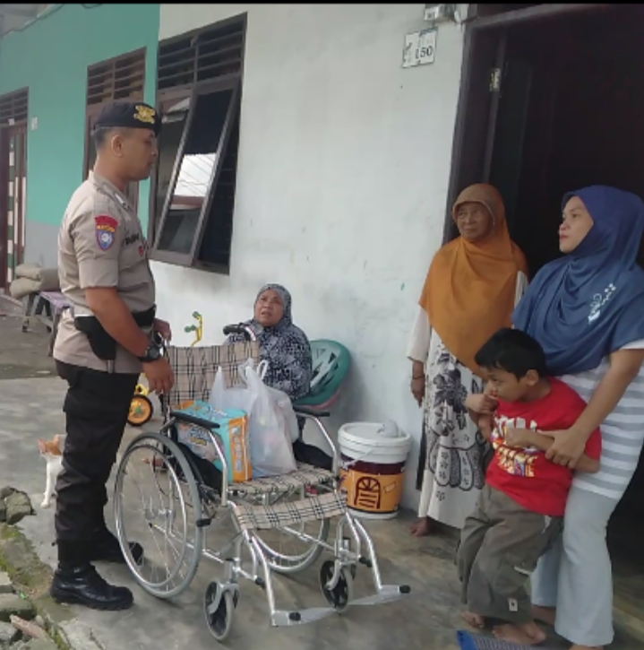 Hari Ayah, Bhabinkamtibmas Payageli Berikan Fadil Aisi Kursi Roda