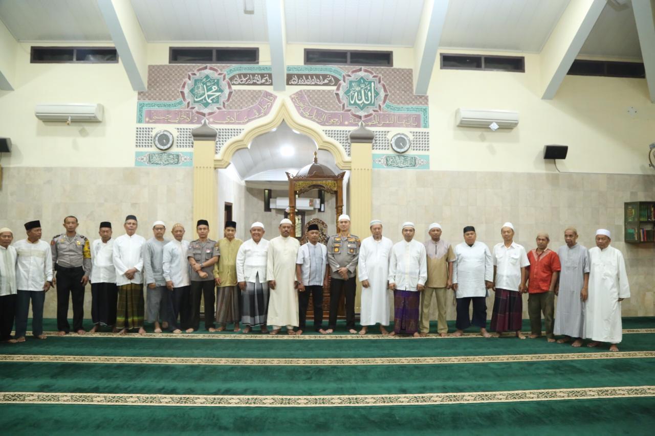 Kapolrestabes Medan Sapa Subuh dengan Sholat Subuh Berjamaah di Masjid Al Falah Medan