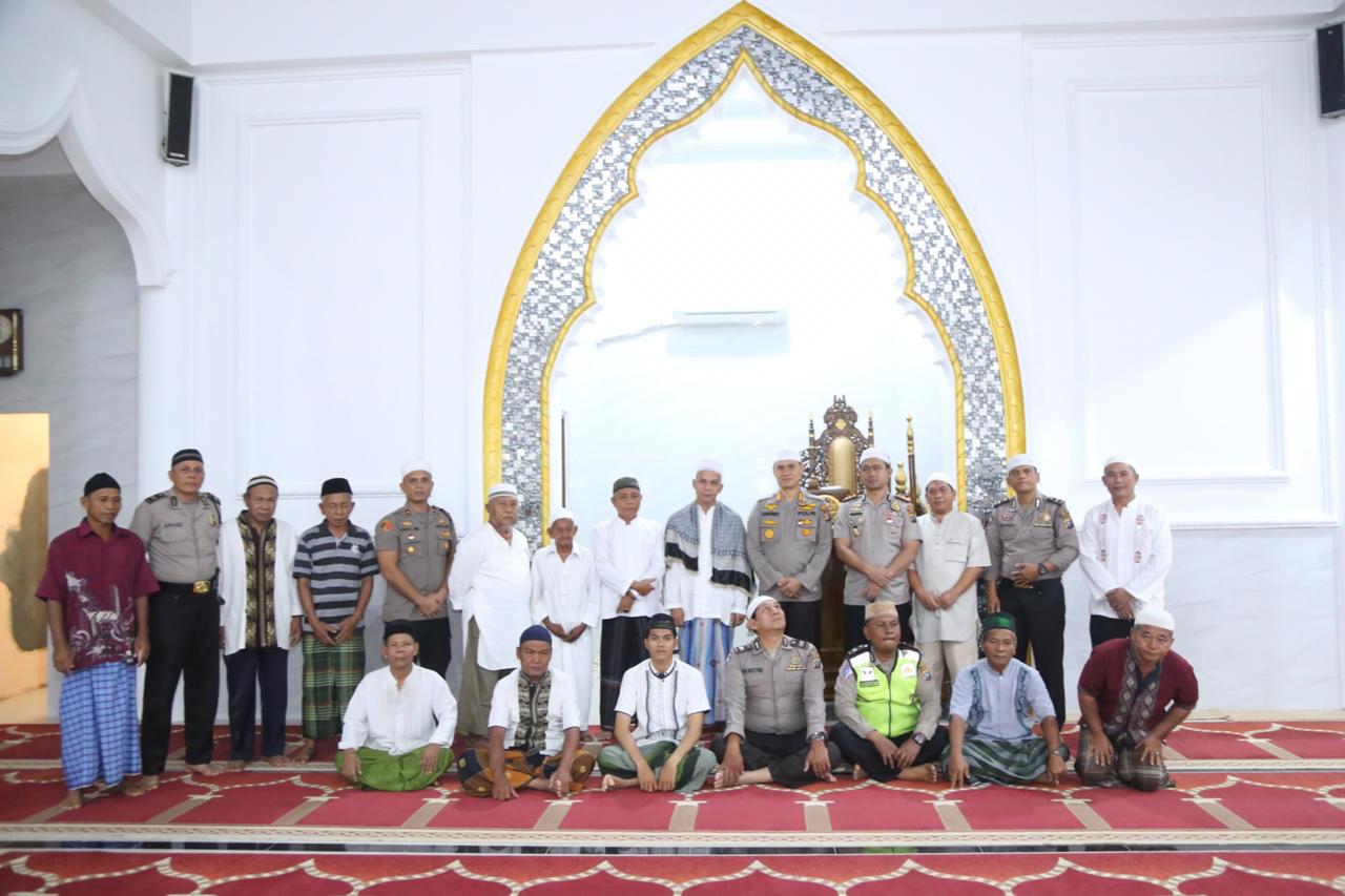 Sapa Subuh di Wilkum Medan Area, Kapolrestabes Medan Sholat Subuh Berjamaah di Masjid Al Baiturrahman