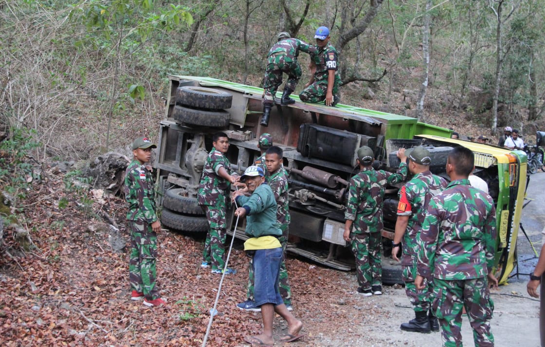 Satgas Yonif 132/BS, Bantu Evakuasi Mobil Warga Yang Terguling Akibat Kelebihan Muatan