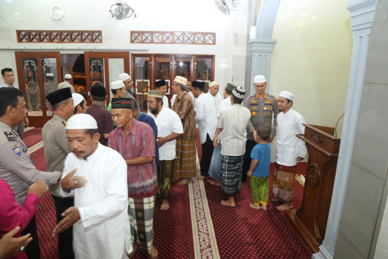 Sapa Subuh Kapolrestabes Medan Sholat Subuh Berjamaah di Masjid Baitur Ridho Medan