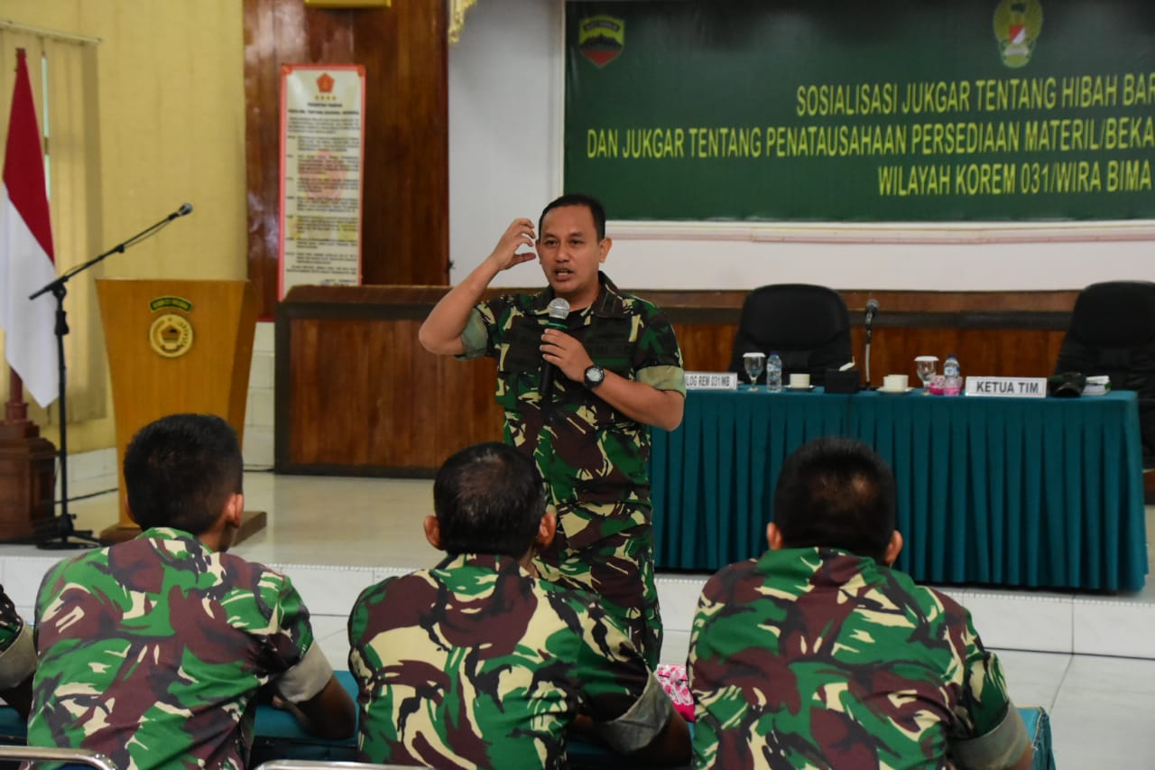 Letkol Kav Hendra Berikan Sosialisasi Jukgar Penatausahaan Persediaan Material/Bekal di Lingkungan TNI AD