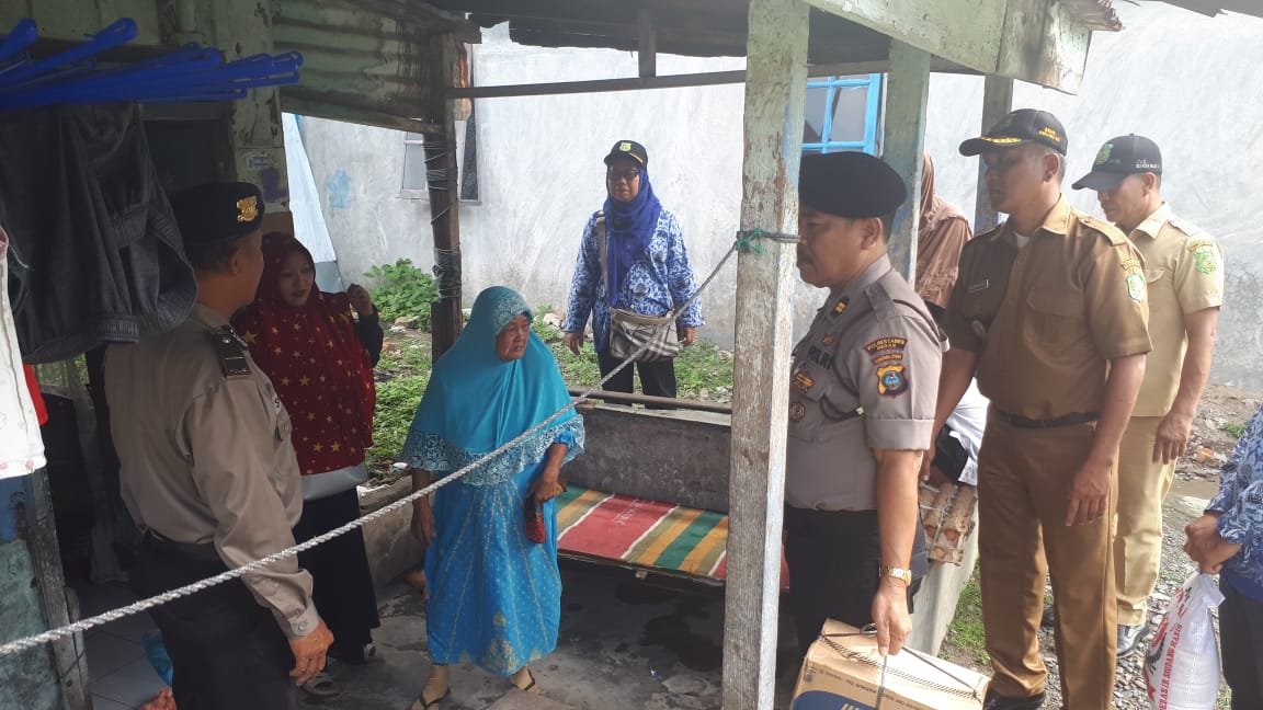 Polsek Medan Timur Sambangi Warga Kurang Mampu Melaksanakan Polrestabes Medan BerbagiÂ 