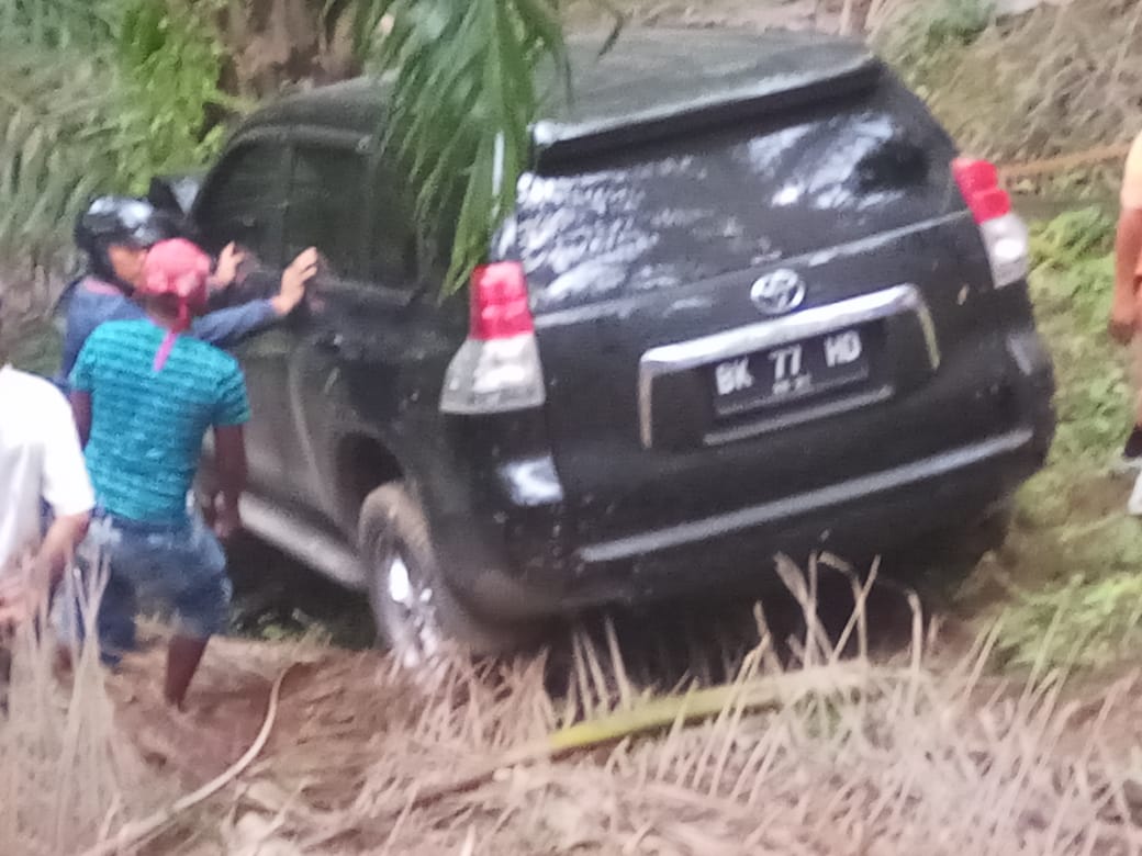 Mobil Toyota Prado Nyungsep Kejurang Kebun Sawit, Humas PN Medan Tewas