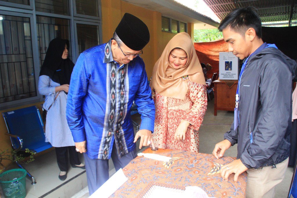 BUPATI SOLOK BERSAMA ISTRI BERIKAN HAK SUARA PADA PILWANA SERENTAK KABUPATEN SOLOK TAHUN 2019