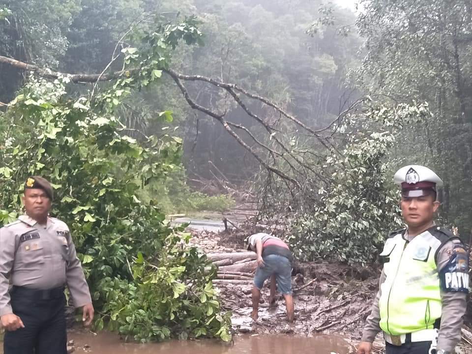 Jalan Tembus Karo-Langkat Longsor dan Lintas Merek - Sidikalang Putus Total