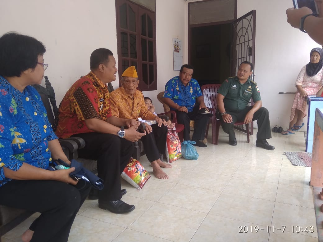 Muspika Pantailabu Jenguk Veteran Perang di Hari Pahlawan