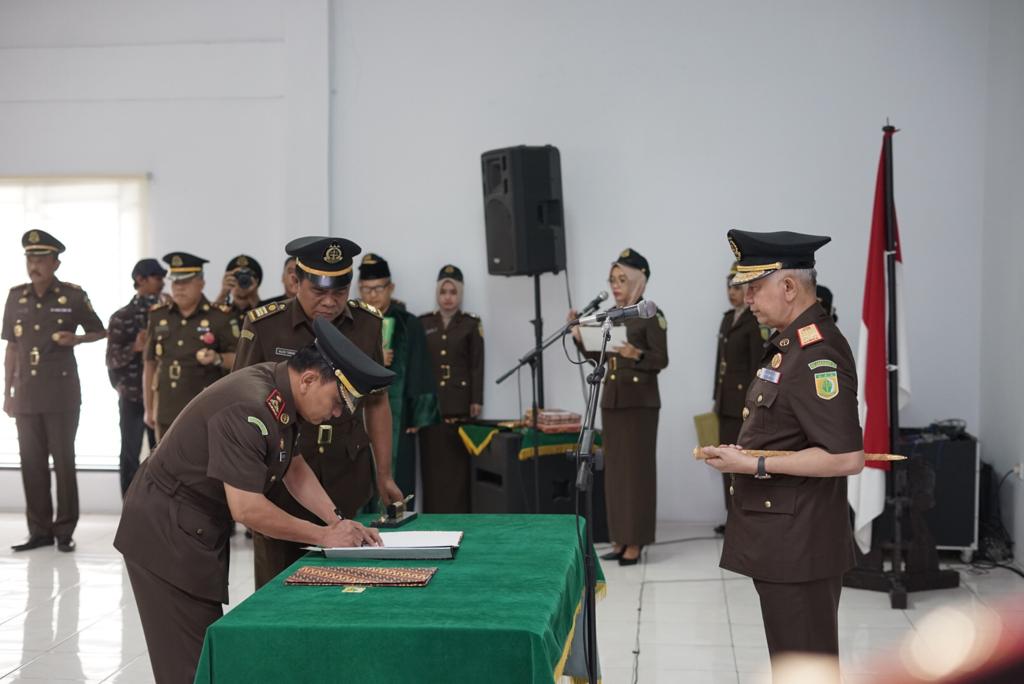 Pelantikan Sembilan Kajari, Kajatisu : Tingkatkan Kinerja Penegakan Hukum