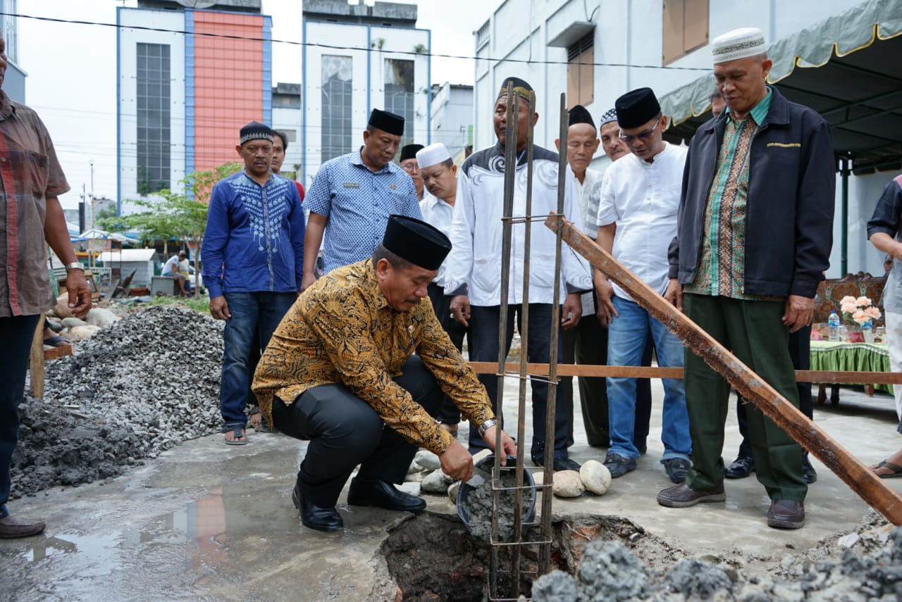 Sekda Asahan Letakan Batu Pertama Pembangunan Musholla Al Ikhlas di Mekar Baru