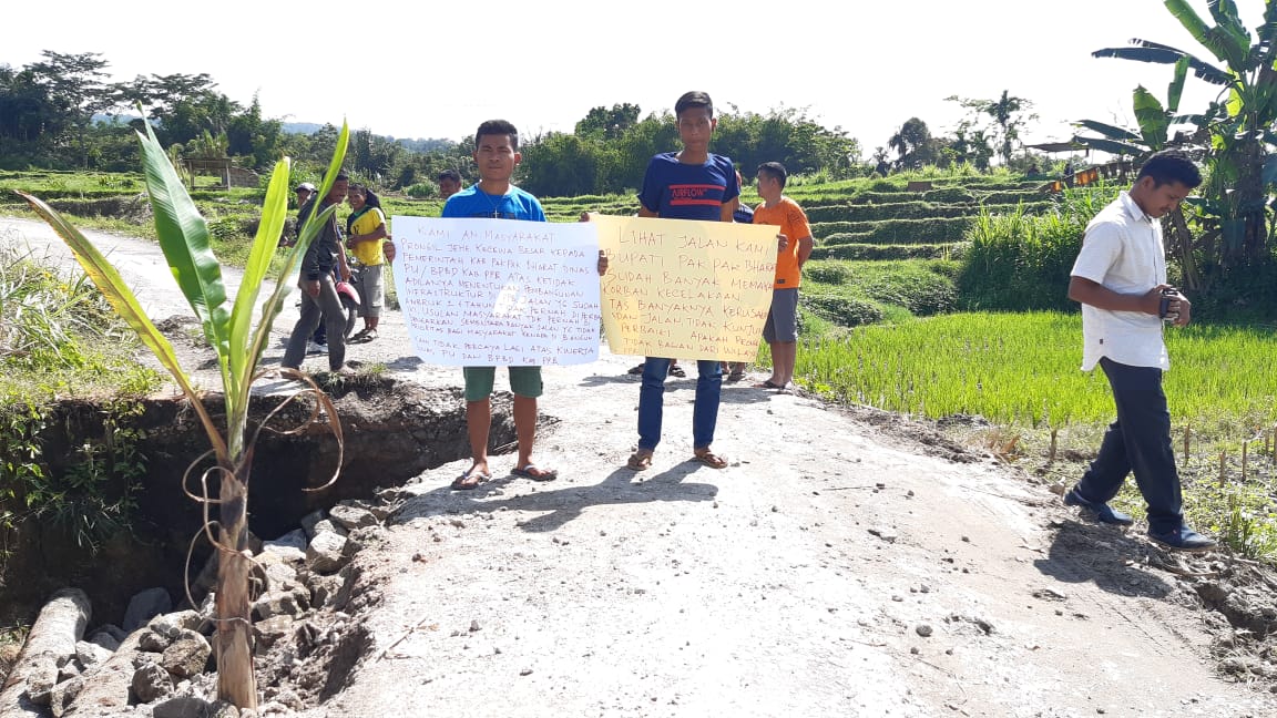 Jalan Amblas, Masyarakat Pronggil Jehe Tanam Pohon Pisang di Badan Jalan