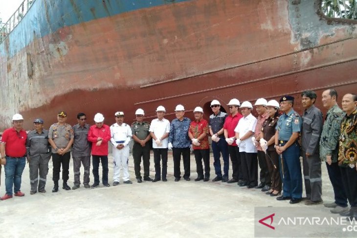 Menkumham Resmikan Galangan Kapal di Gunungsitoli