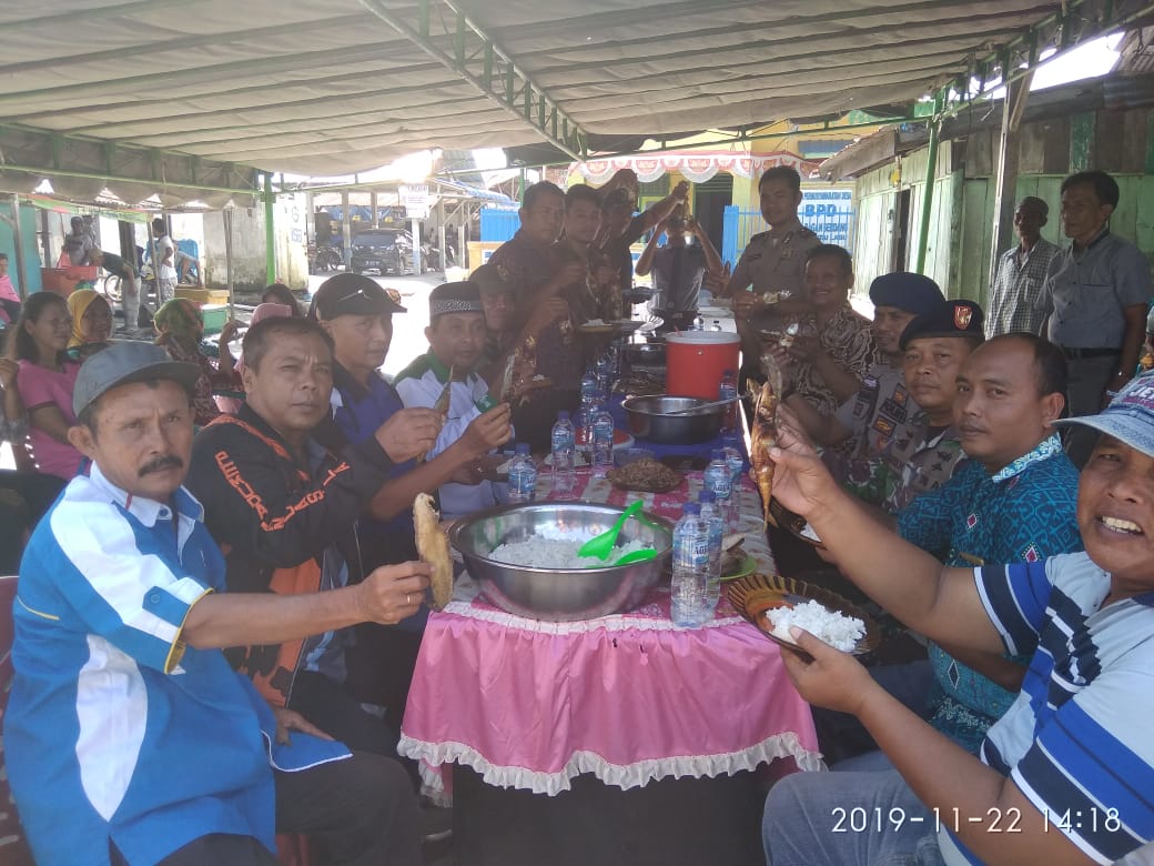 Muspika Plus Pantailabu Makan Ikan Bersama di Desa Bagan