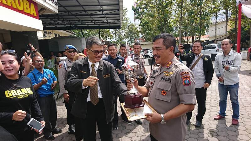 Kapoldasu Dapat Piagam Penghargaan dari Granat, 2 Perwira Ditnarkoba Poldasu Dapat Penghargaan dari Kapoldasu