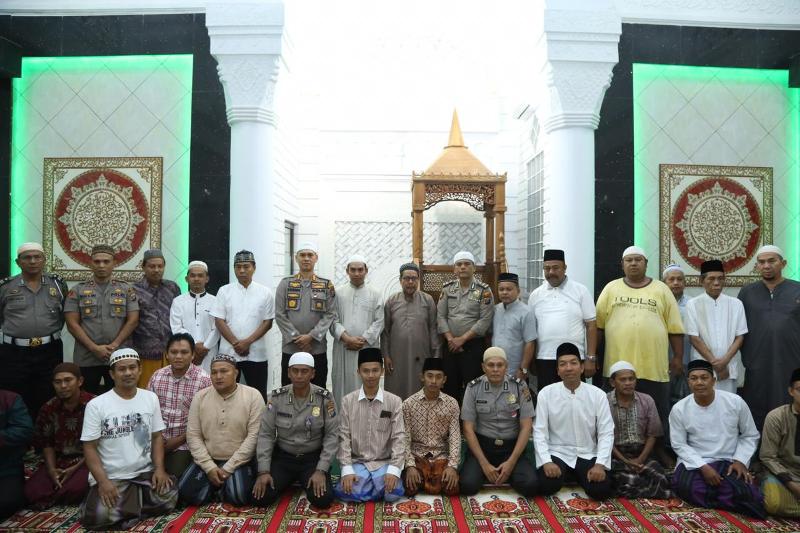 Kapolrestabes Medan Sholat Subuh Berjamaah di Masjid Muslimin