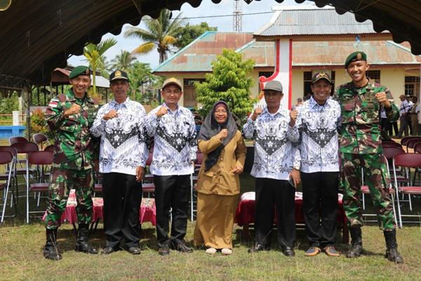 Personel Satgas Yonif 411 Kostrad Hadiri Upacara Hari Guru Nasional di Perbatasan