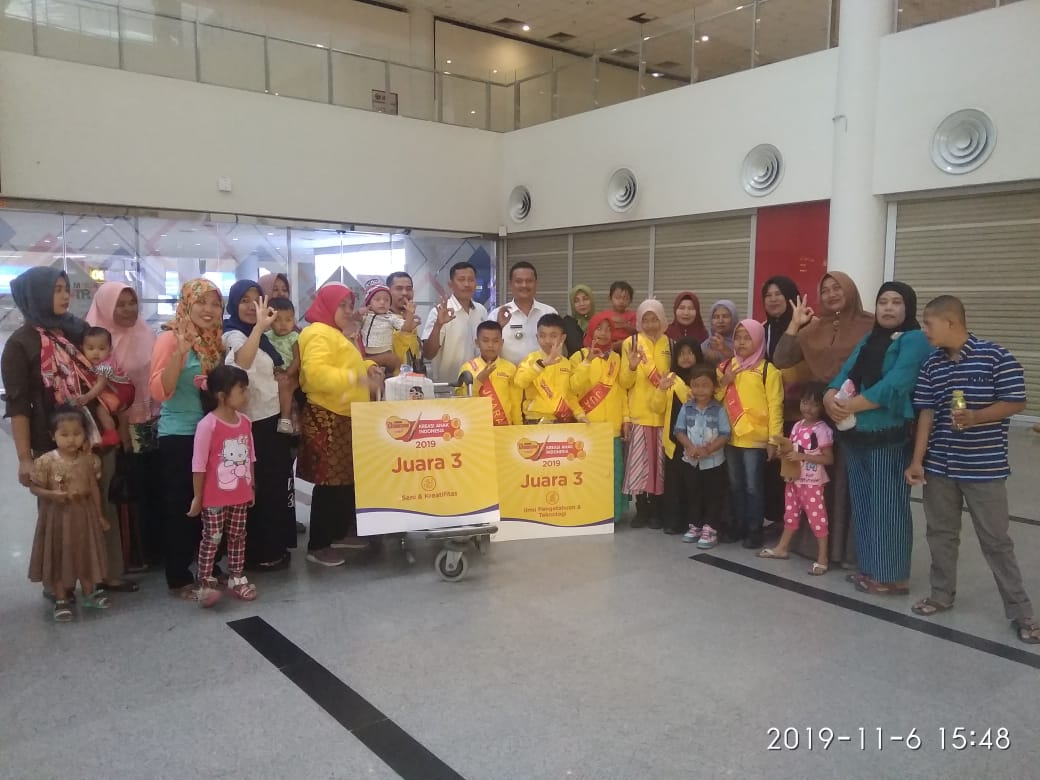 Camat Pantai Labu Irawadi SH.MAP Sambut Murid Berprestasi