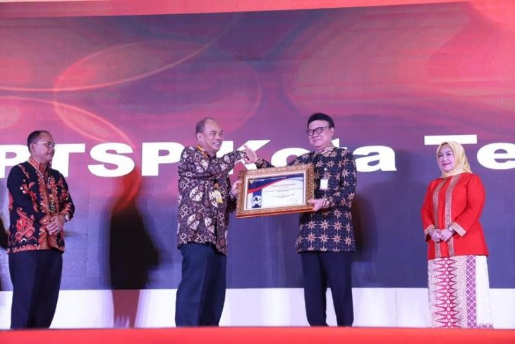 Walikota Tebingtinggi Terima Penghargaan Pelayanan Publik 2019