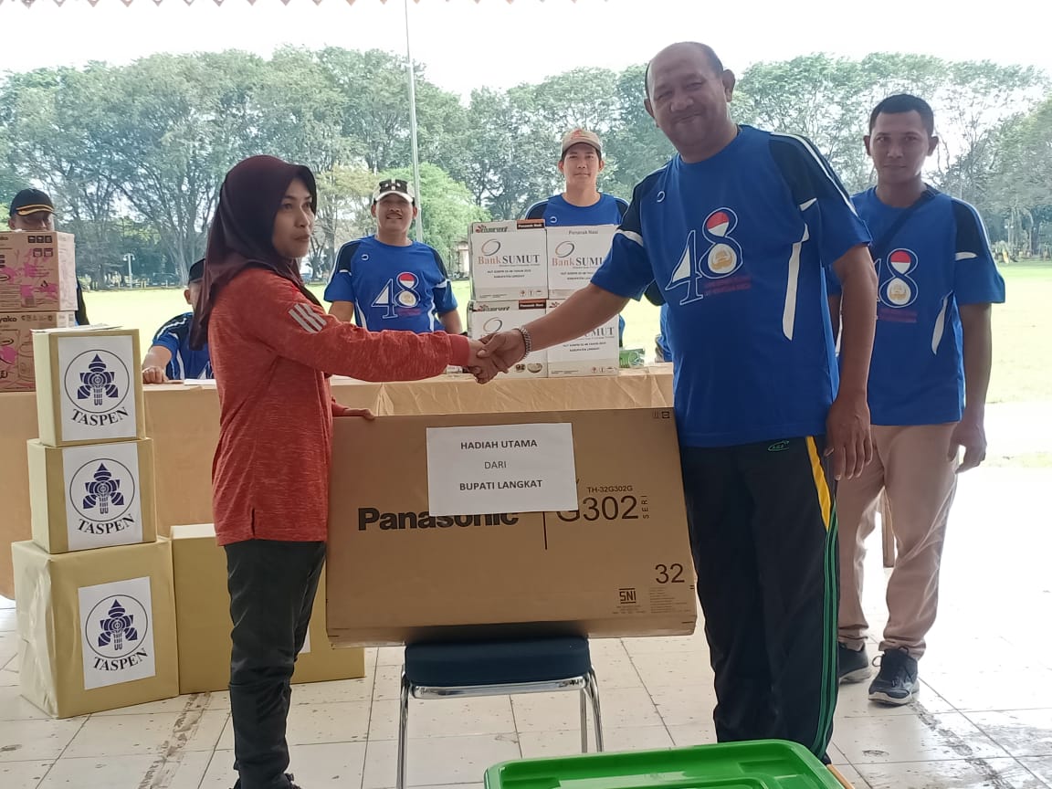 Semarakan HUT, Warga Korpri Pemkab Langkat Jalan Santai