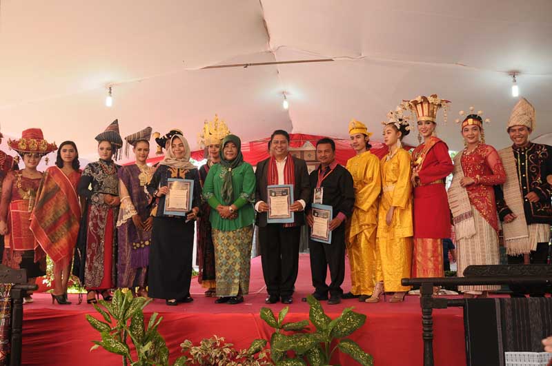 Festival Ulos dan Kain Tenun  Sumut Digelar di Anjungan TMII