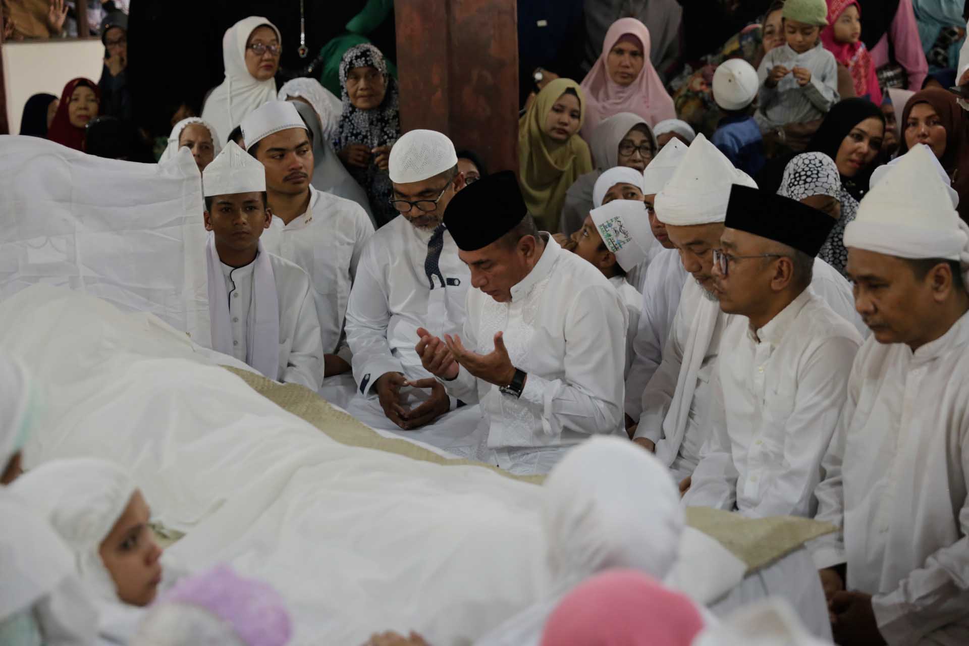 Bersama Ribuan Jemaah,  Gubernur Salatkan dan Hantarkan Jenazah  Tuan Guru Besilam ke Pemakaman