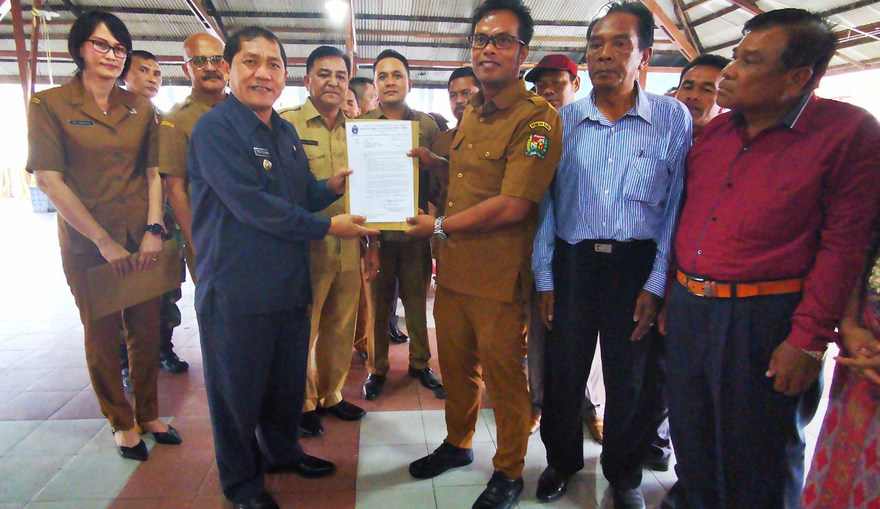 Bupati Karo Serahkan 2 SK ke Desa Batu Karang Kuta